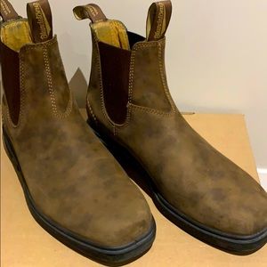Unisex chisel toe Blundstone boots Original
